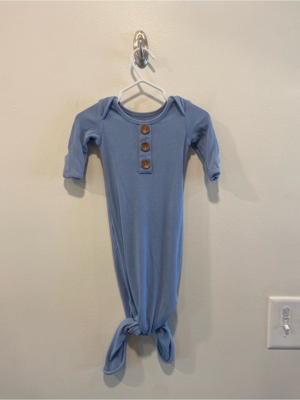 Caden lane bamboo ribbed knotted gown in size 0-3 months blue